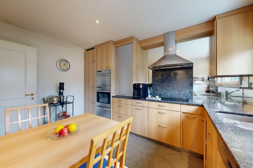 cuisine avec light brown cabinets, armoires marron clair, hotte, dosseret, et backsplash