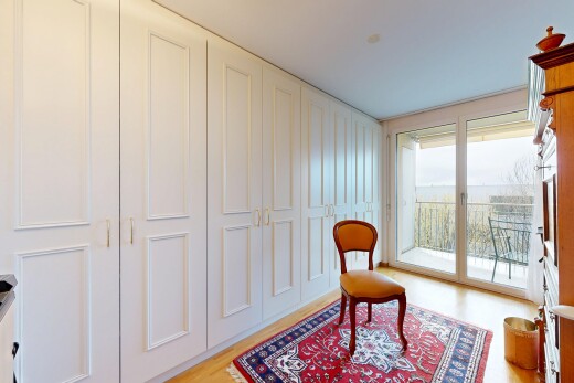 chambre avec inside property, accès à l'extérieur, sol en finition bois, wood finish floor, et lumière naturelle