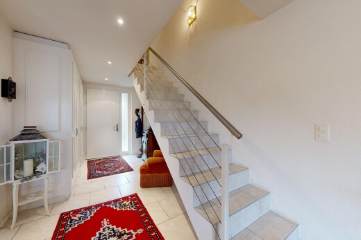 escaliers avec escaliers, cloison sèche, drywall, inside property, et éclairage encastré