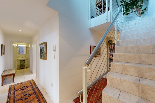 escaliers avec drywall, cloison sèche, escaliers, inside property, et tile floor