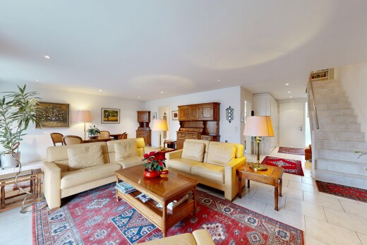 salon avec inside property, escaliers, cloison sèche, drywall, et sol en carrelage