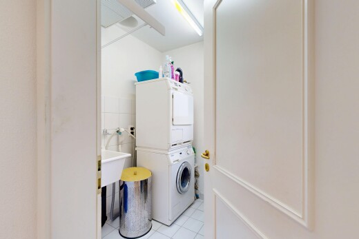 buanderie avec inside property, sol en carrelage, tile floor, buanderie, et lave-linge et sèche-linge superposés