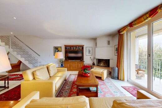 salon avec escaliers, télévision, inside property, cloison sèche, et drywall