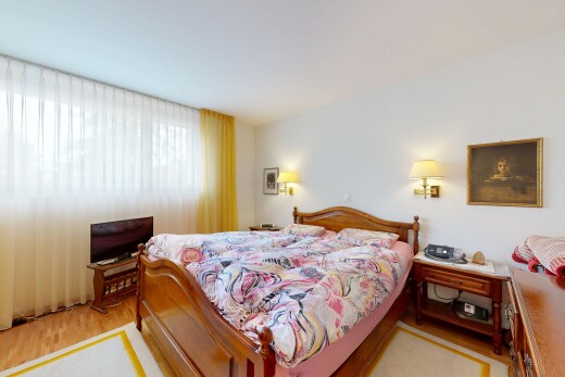 chambre avec télévision, inside property, cloison sèche, drywall, et lumière naturelle