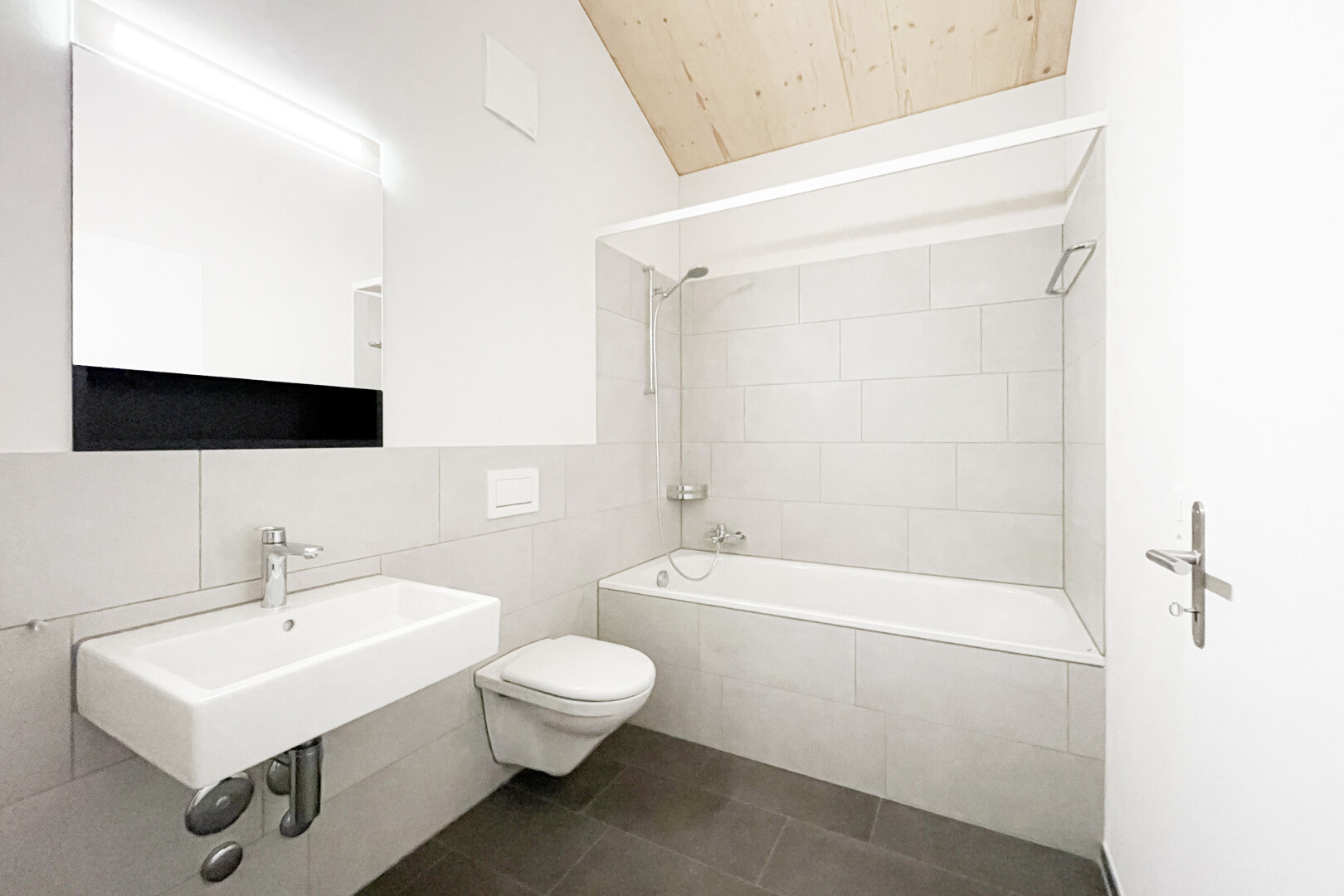 salle de bains avec douche-bain combinés, inside property, tile tub, miroir, et toilette