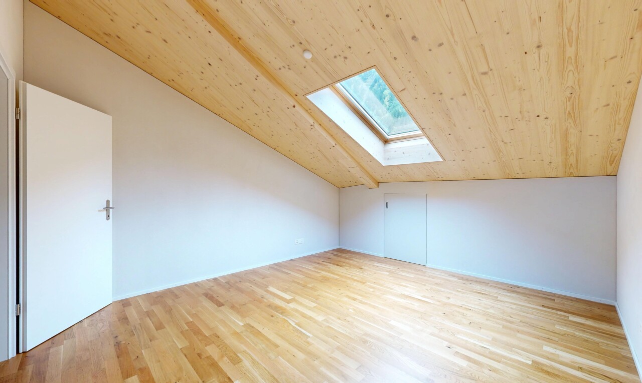 pièce vide avec sol en finition bois, wood finish floor, inside property, puits de lumière, et cloison sèche