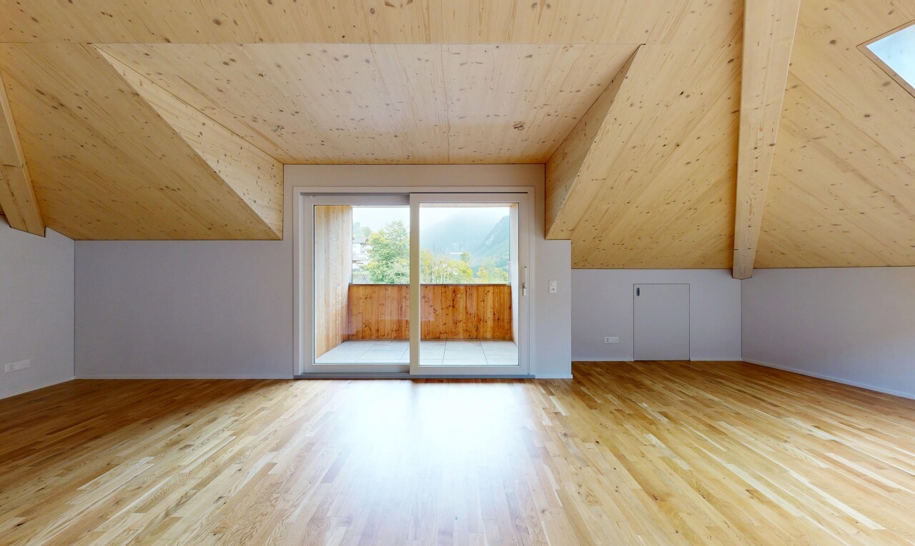 pièce vide avec drywall, cloison sèche, wood finish floor, sol en finition bois, et natural light