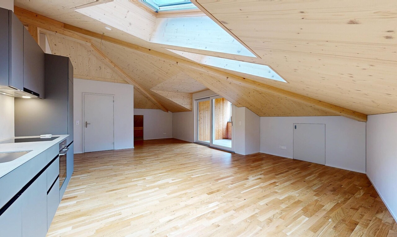pièce vide avec sol en finition bois, wood finish floor, puits de lumière, inside property, et pièce supplémentaire