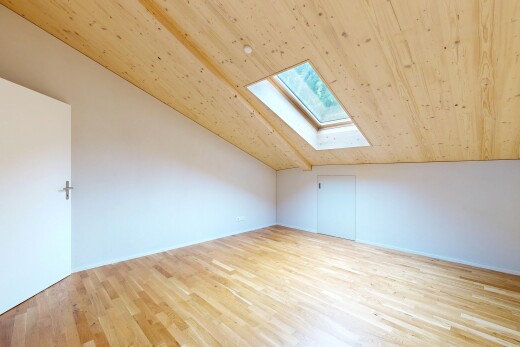 leerer raum mit holzfußboden, wood finish floor, inside property, dachfenster, und gipskartonwand