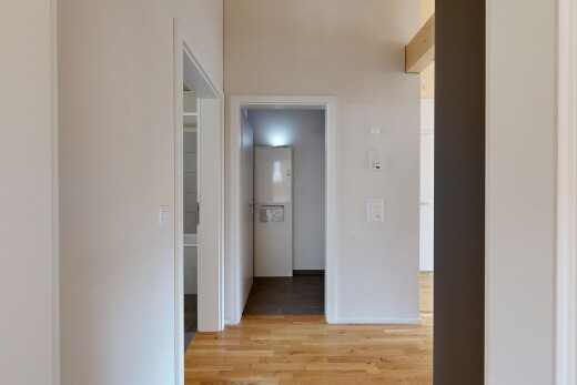 couloir avec sol en finition bois, wood finish floor, cloison sèche, drywall, et inside property