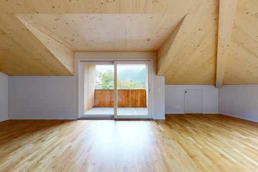leerer raum mit drywall, gipskartonwand, wood finish floor, holzfußboden, und natural light