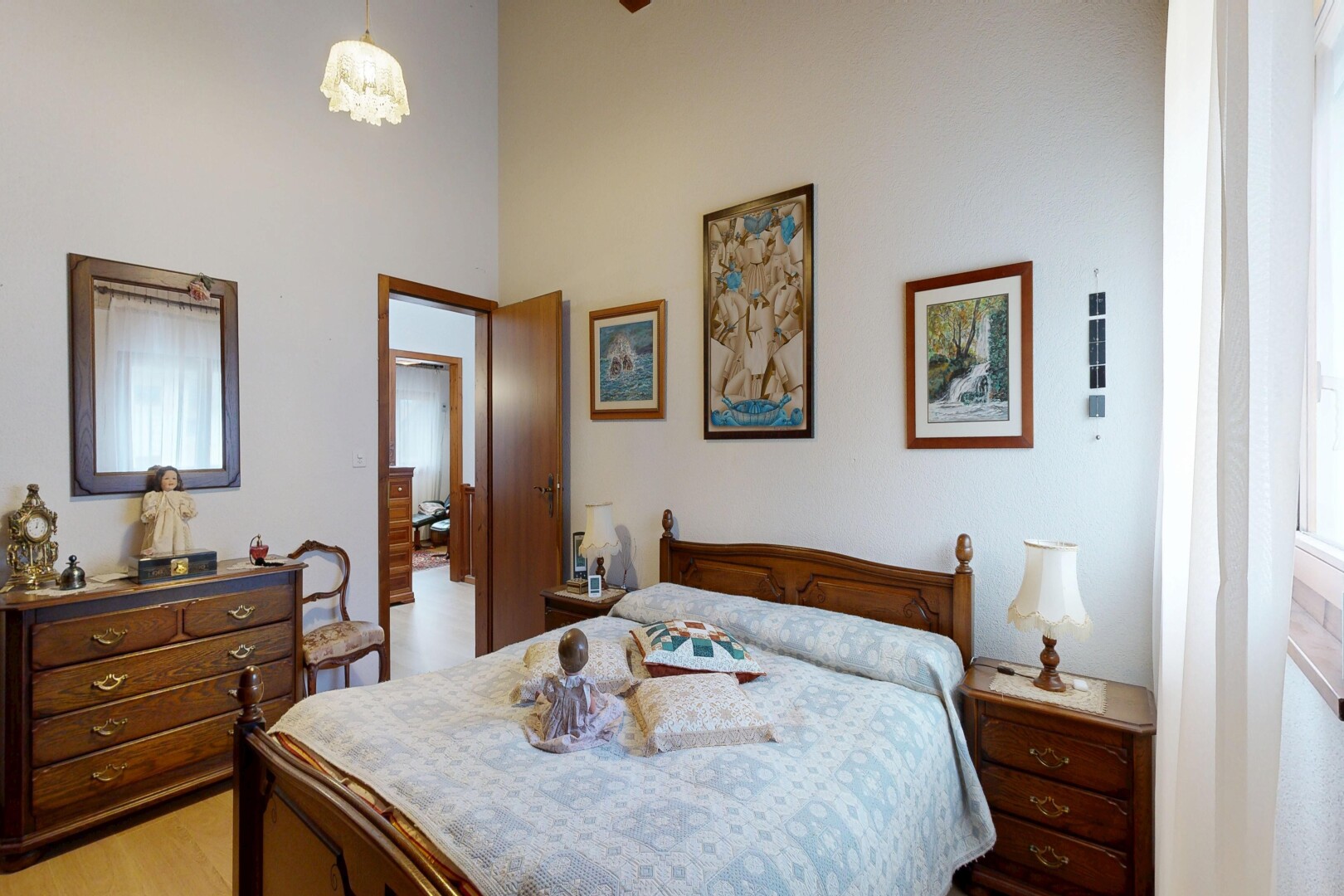 chambre avec inside property, cloison sèche, drywall, sol en finition bois, et wood finish floor