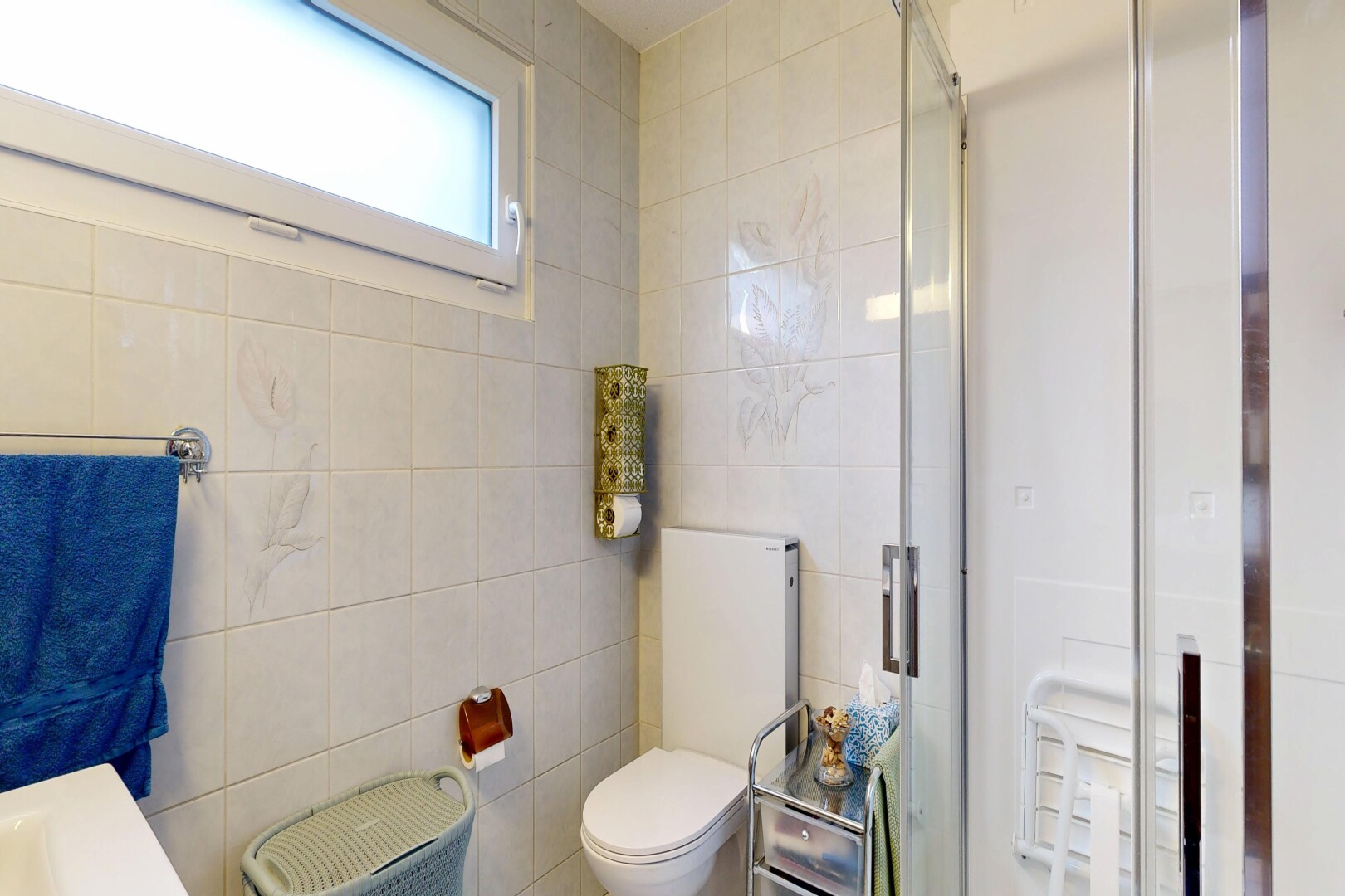 salle de bains avec douche, salle de bain complète, toilette, mur en carrelage, et tile wall
