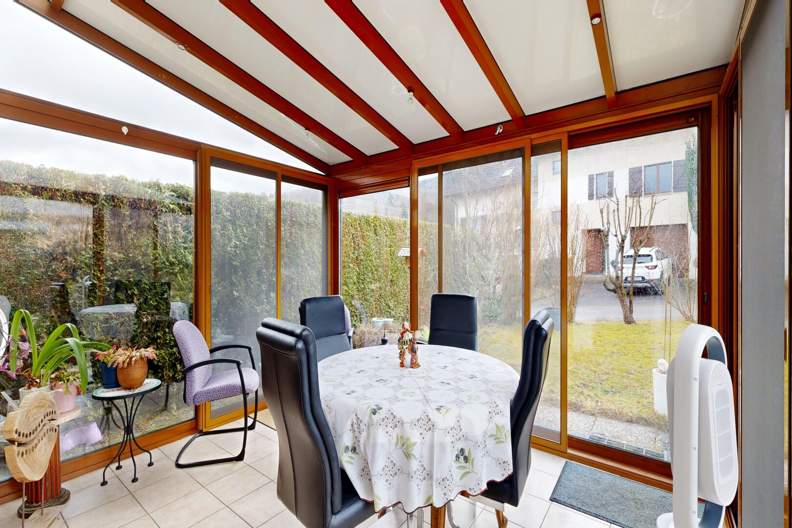 salle à manger avec plafond voûté, vaulted ceiling, véranda, lumière naturelle, et natural light