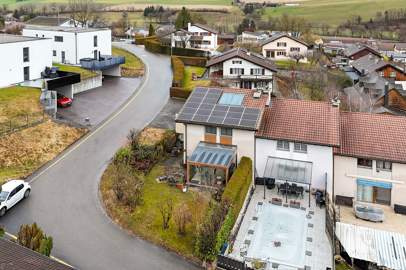 façade avec panneaux solaires, vue résidentielle, residential view, bardage en stuc, et terrasse