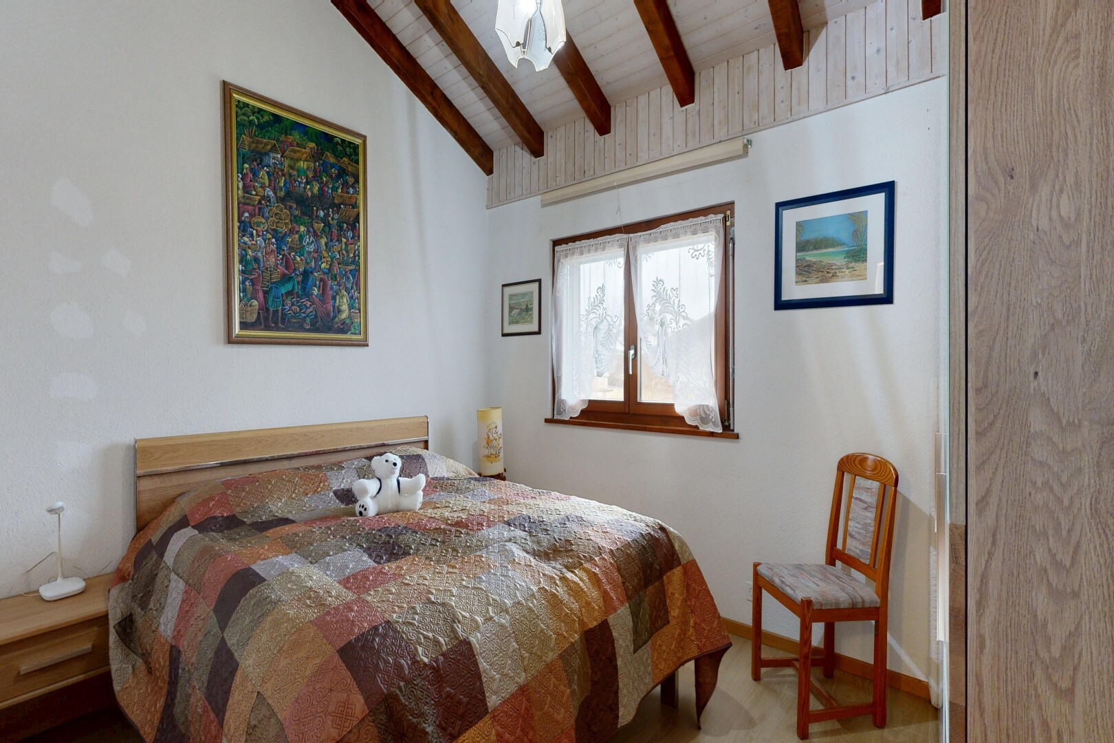 chambre avec plafond voûté, vaulted ceiling, plafond à poutres, beamed ceiling, et inside property