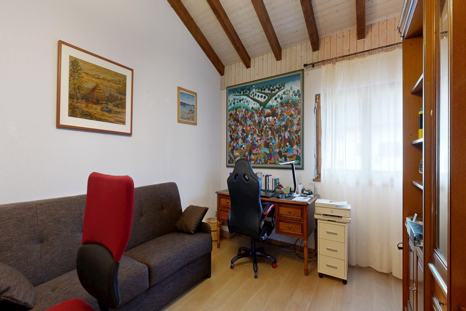 bureau avec plafond voûté, vaulted ceiling, espace bureau, inside property, et plafond à poutres
