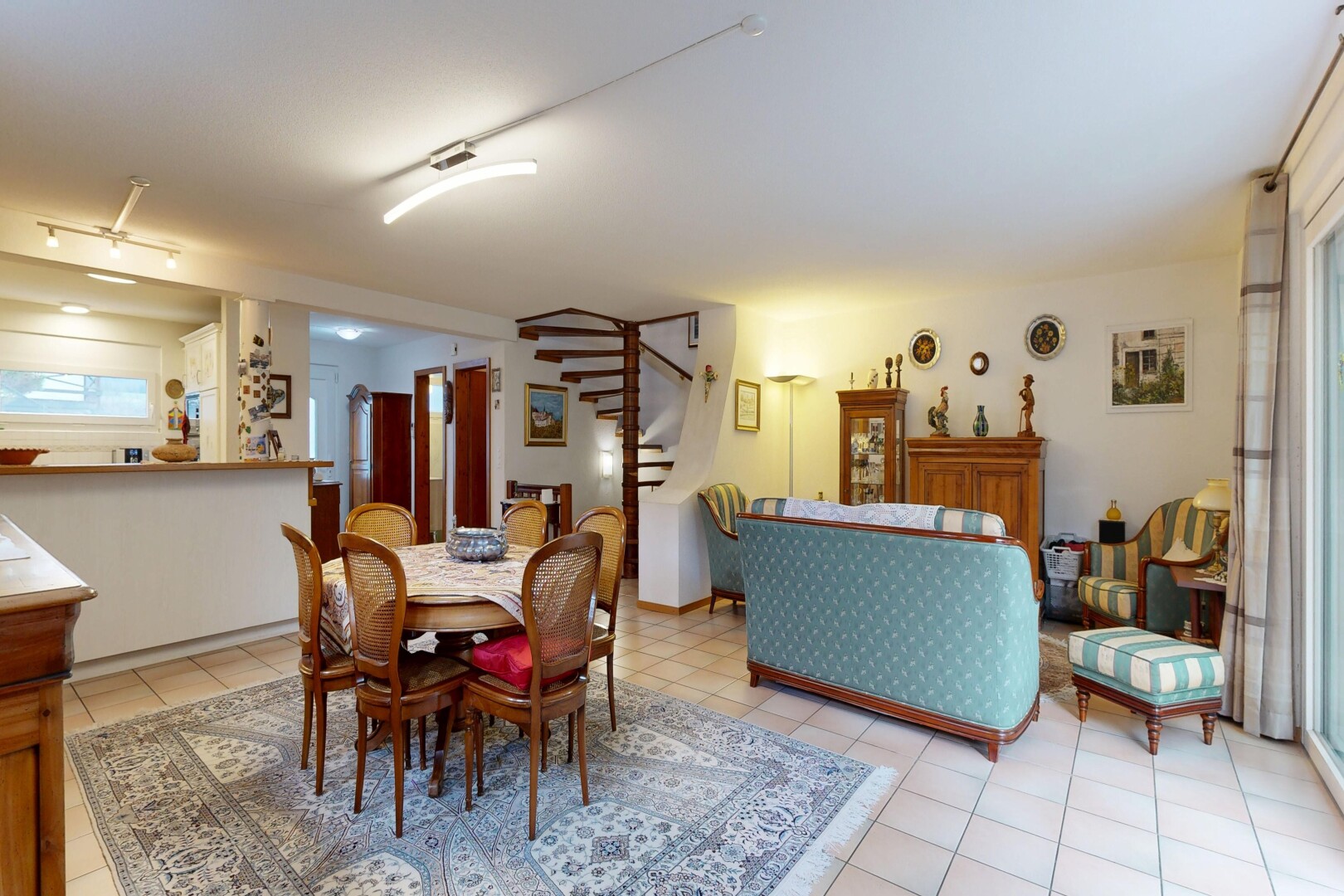 salon / salle à manger avec escaliers, lumière naturelle, natural light, cloison sèche, et drywall