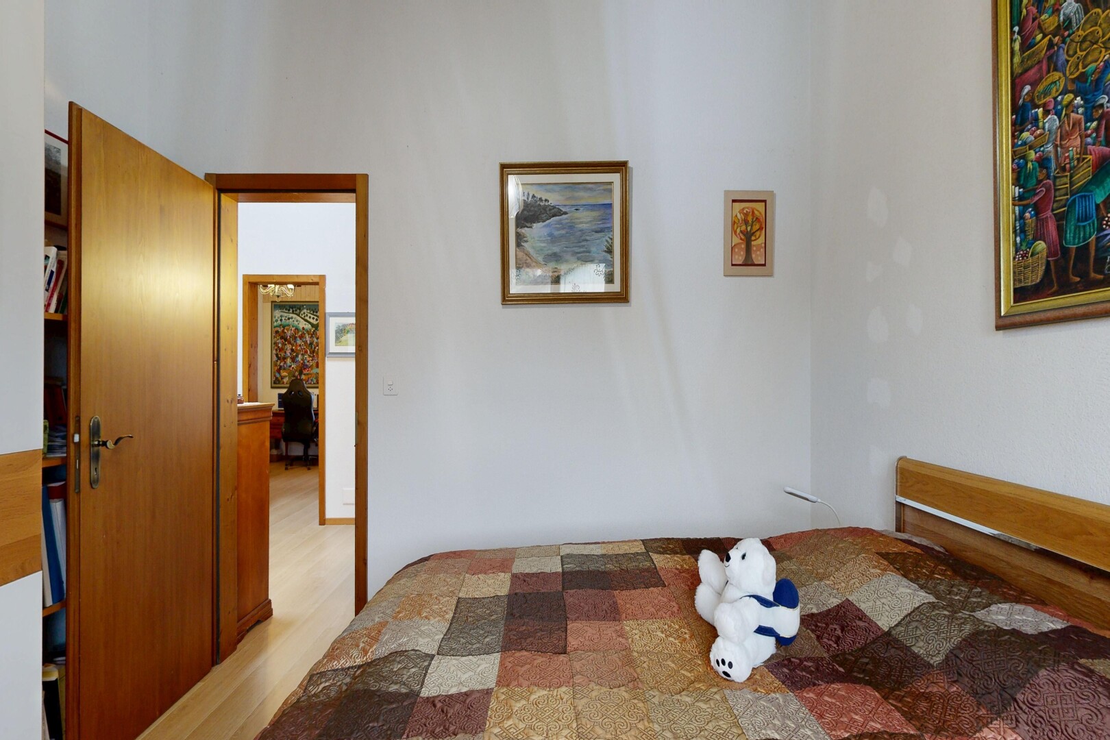 chambre avec drywall, cloison sèche, inside property, light floor, et wood finish floor