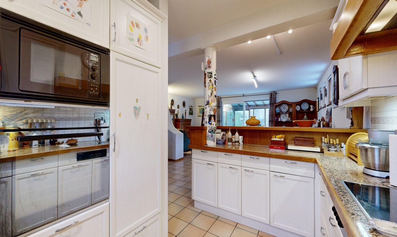 cuisine avec armoires blanches, white cabinets, armoires de style shaker, shaker cabinets, et micro-ondes