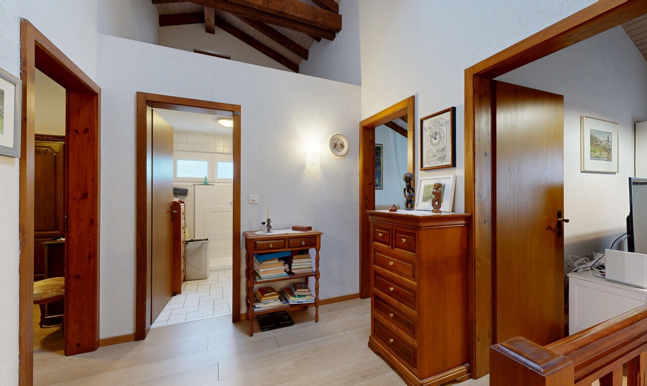 couloir avec plafond à poutres, beamed ceiling, cloison sèche, drywall, et inside property