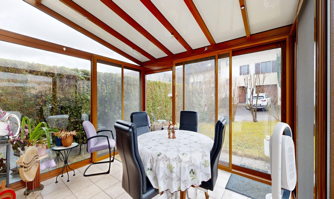 salle à manger avec plafond voûté, vaulted ceiling, véranda, lumière naturelle, et natural light