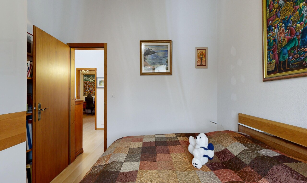 chambre avec drywall, cloison sèche, inside property, light floor, et wood finish floor