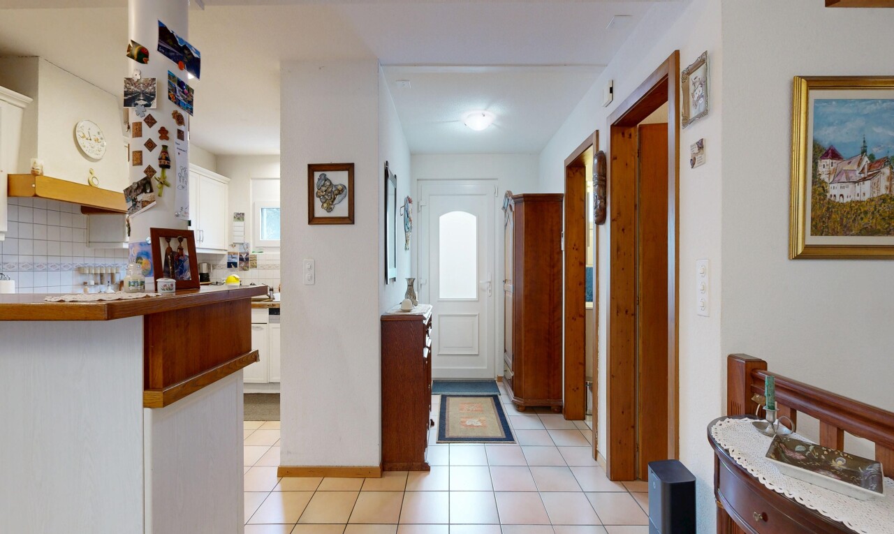 cuisine avec armoires blanches, white cabinets, light floor, backsplash, et dosseret