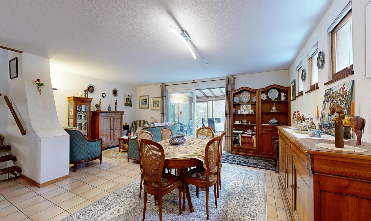 salle à manger avec cloison sèche, drywall, inside property, light floor, et lumière naturelle