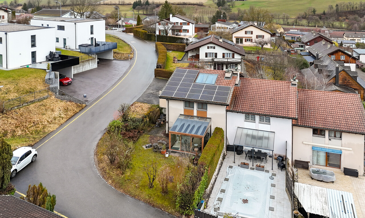 façade avec panneaux solaires, vue résidentielle, residential view, bardage en stuc, et terrasse