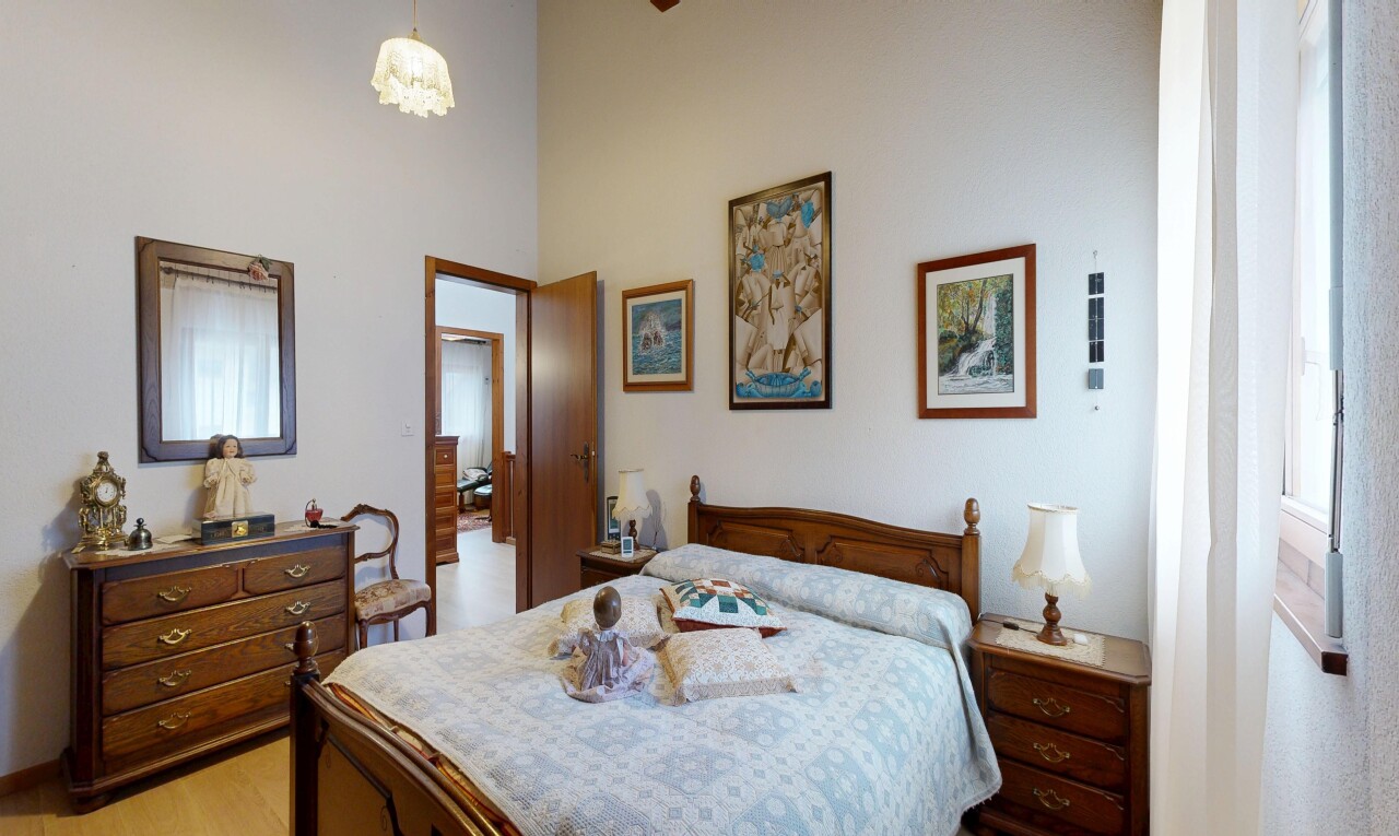 chambre avec inside property, cloison sèche, drywall, sol en finition bois, et wood finish floor