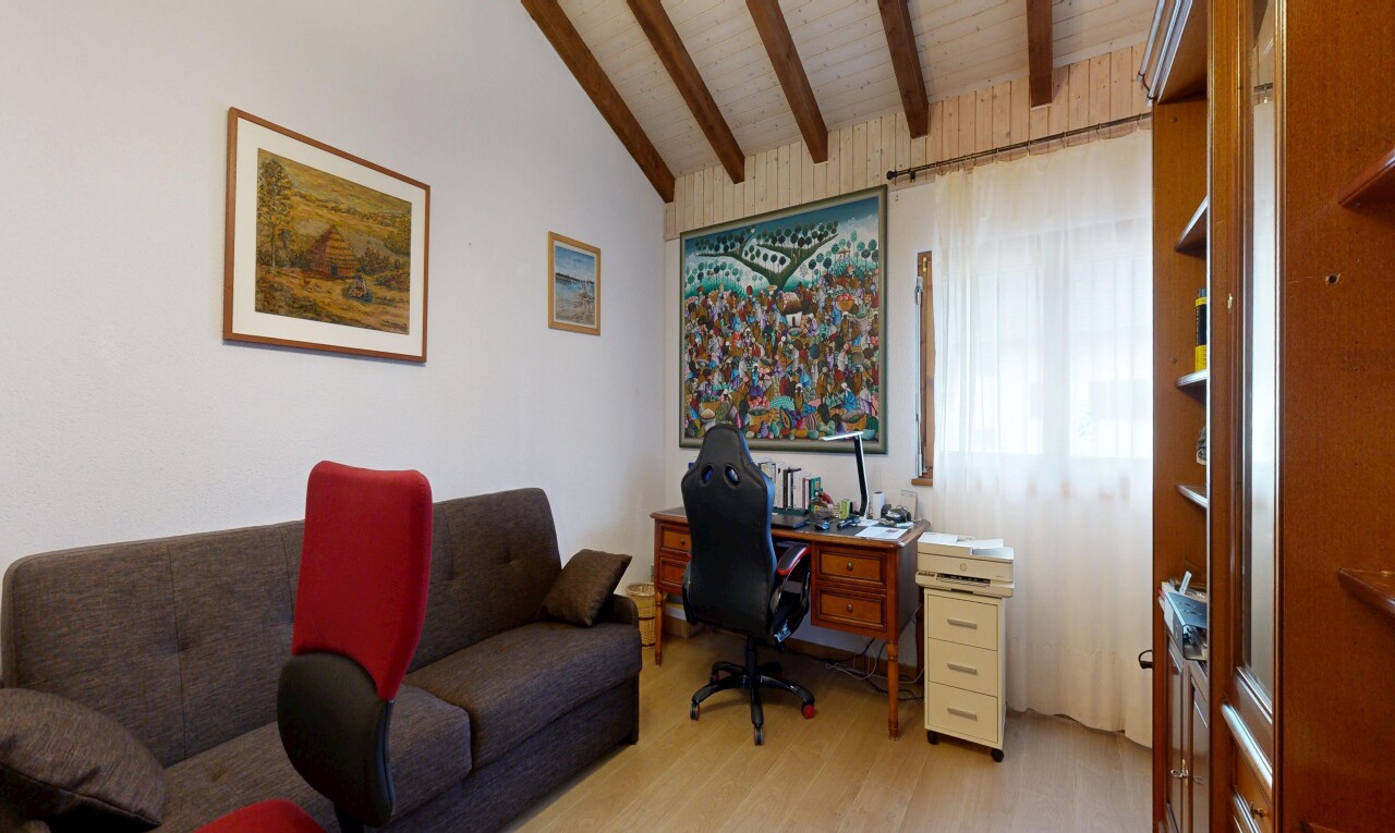 bureau avec plafond voûté, vaulted ceiling, espace bureau, inside property, et plafond à poutres