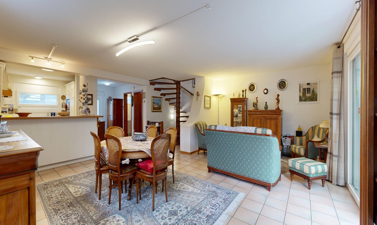 salon / salle à manger avec escaliers, lumière naturelle, natural light, cloison sèche, et drywall