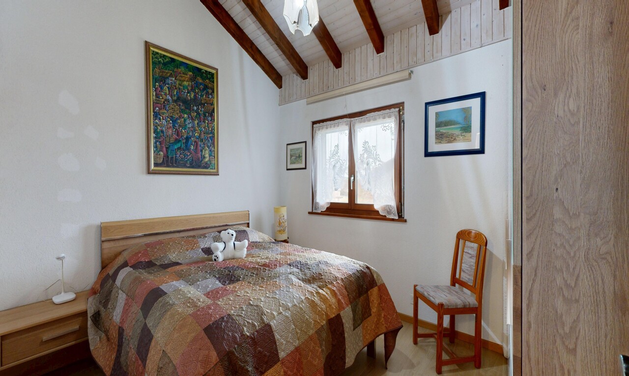 chambre avec plafond voûté, vaulted ceiling, plafond à poutres, beamed ceiling, et inside property