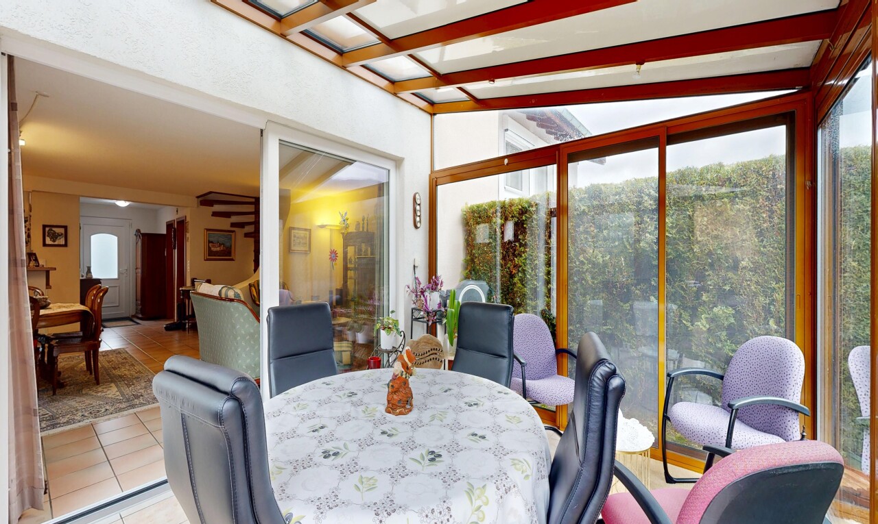 salle à manger avec lumière naturelle, natural light, inside property, sol en carrelage, et tile floor