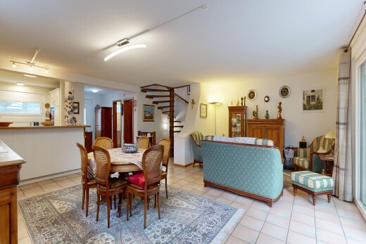 salon / salle à manger avec escaliers, lumière naturelle, natural light, cloison sèche, et drywall