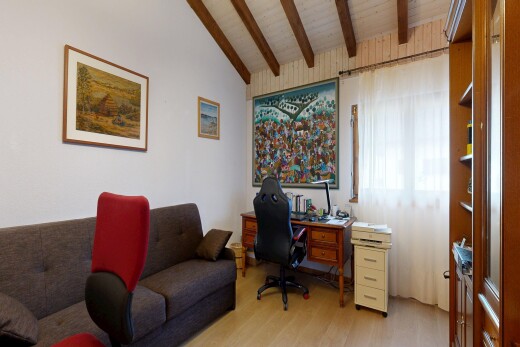 bureau avec plafond voûté, vaulted ceiling, espace bureau, inside property, et plafond à poutres