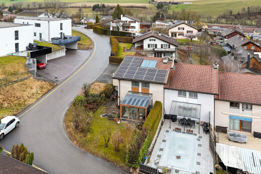 façade avec panneaux solaires, vue résidentielle, residential view, bardage en stuc, et terrasse