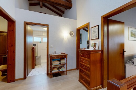couloir avec plafond à poutres, beamed ceiling, cloison sèche, drywall, et inside property