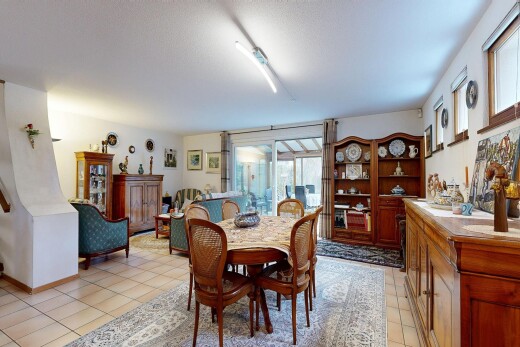salle à manger avec cloison sèche, drywall, inside property, light floor, et lumière naturelle