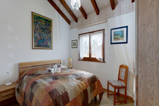 chambre avec plafond voûté, vaulted ceiling, plafond à poutres, beamed ceiling, et inside property