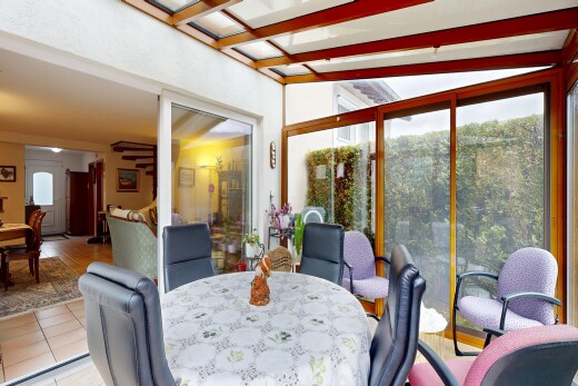 salle à manger avec lumière naturelle, natural light, inside property, sol en carrelage, et tile floor