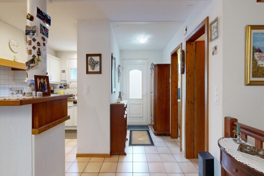 cuisine avec armoires blanches, white cabinets, light floor, backsplash, et dosseret