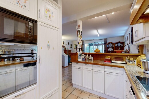 cuisine avec armoires blanches, white cabinets, armoires de style shaker, shaker cabinets, et micro-ondes