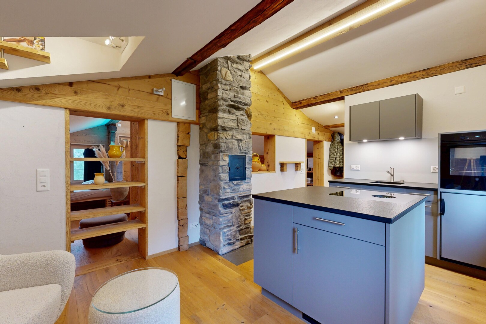 küche mit kitchen island, kücheninsel, ofen, wood finish floor, und holzfußboden