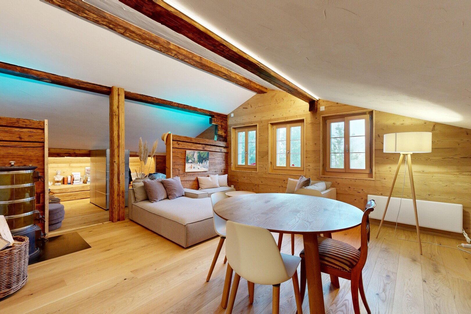 wohn- / esszimmer mit inside property, wood finish floor, holzfußboden, vaulted ceiling, und dachschräge
