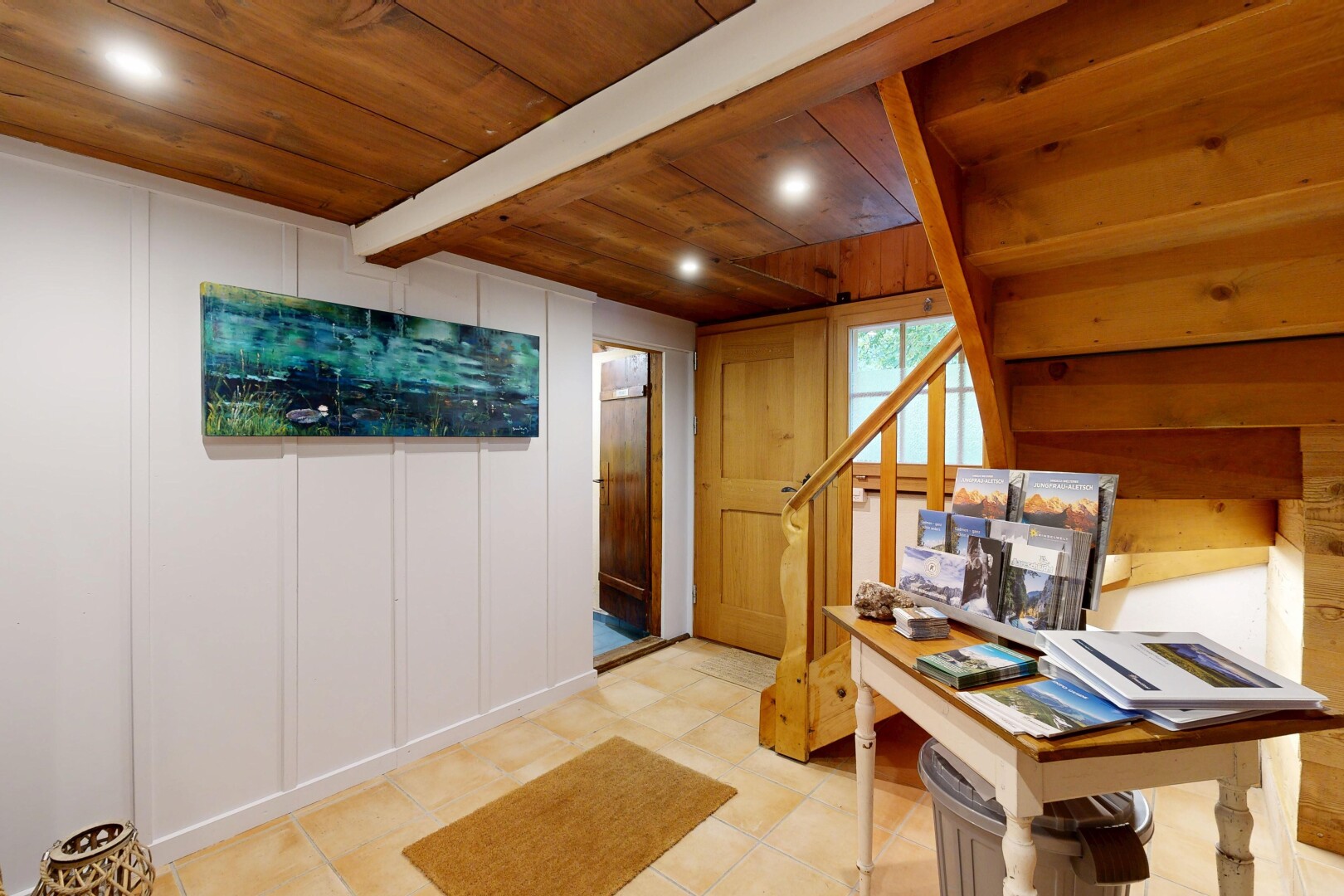 büro mit inside property, paneling wall, wandvertäfelung, wood ceiling, und holzdecke
