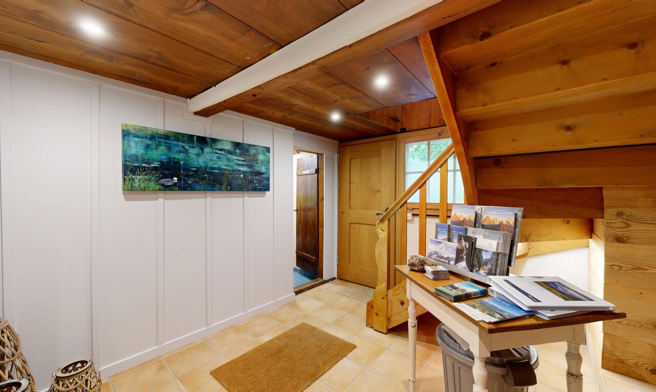 büro mit inside property, paneling wall, wandvertäfelung, wood ceiling, und holzdecke