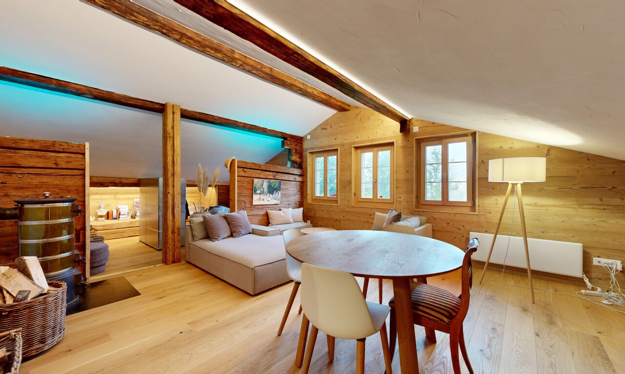wohn- / esszimmer mit inside property, wood finish floor, holzfußboden, vaulted ceiling, und dachschräge