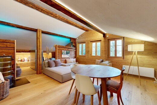 wohn- / esszimmer mit inside property, wood finish floor, holzfußboden, vaulted ceiling, und dachschräge